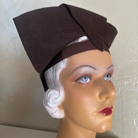 RARE  & UNUSUAL 1930s\' BROWN FELT HAT WITH GROSGRAIN BANDS. main image 5